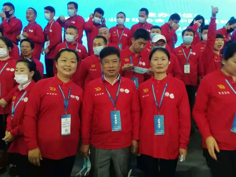 2021年，林源物業(yè)代表與參賽隊(duì)員合影