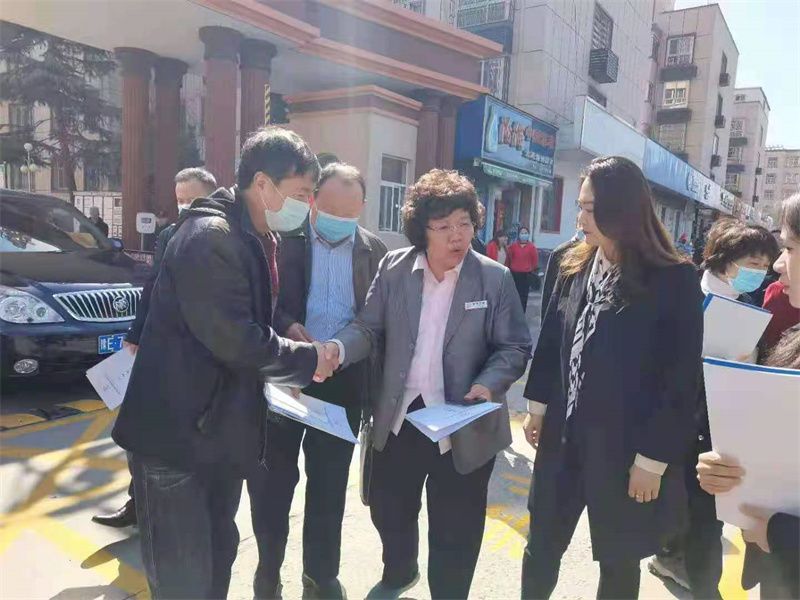 2021年，住建局劉恒磊局長(zhǎng)到金色嘉園小區(qū)調(diào)研