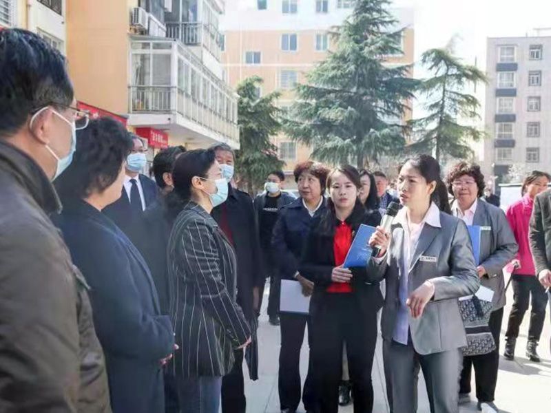 2021年，市人大、政協(xié)等各級(jí)領(lǐng)導(dǎo)與金色嘉園項(xiàng)目經(jīng)理交流