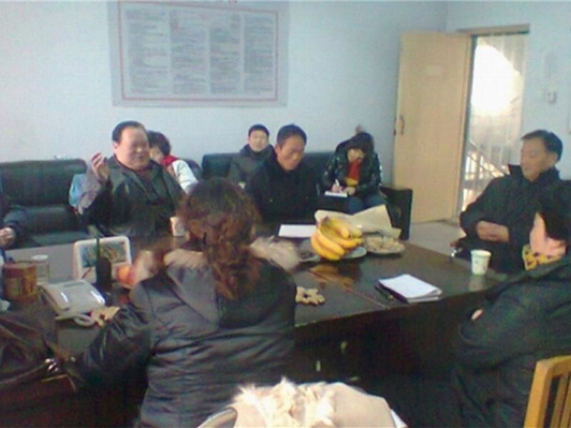 公司領(lǐng)導(dǎo)向金色嘉園業(yè)主委員會匯報(bào)一年的工作情況