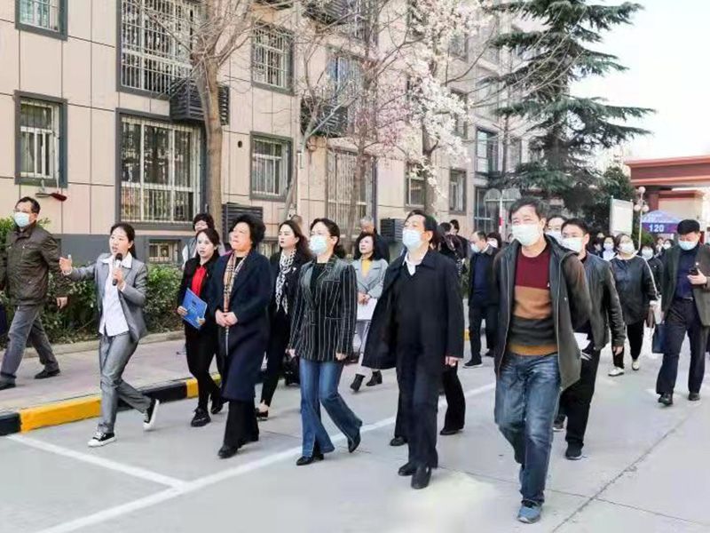 2021年，市人大、政協(xié)等各級(jí)領(lǐng)導(dǎo)到金色嘉園小區(qū)調(diào)研
